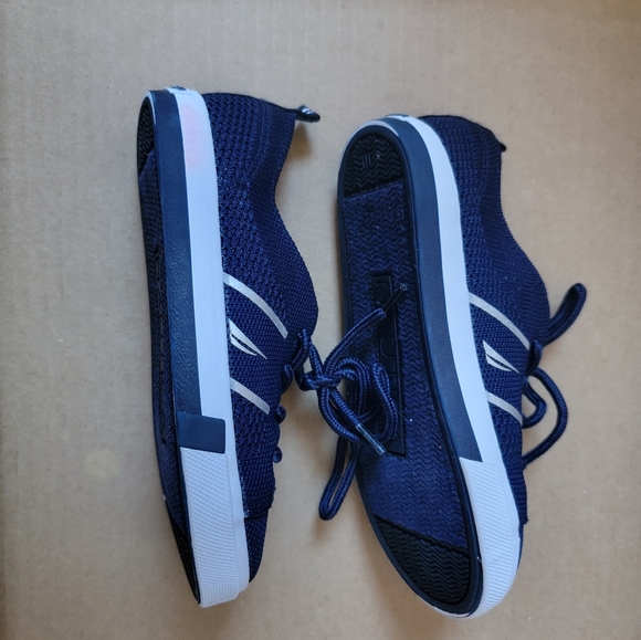 Nautica Toddler shoes. Sz 10. EUC. - Picture 3 of 6